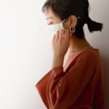 ikkaマスクを着けた女性